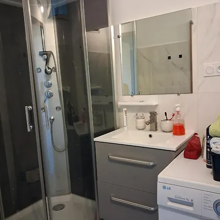 Family Friendly Cozy 公寓 尼斯